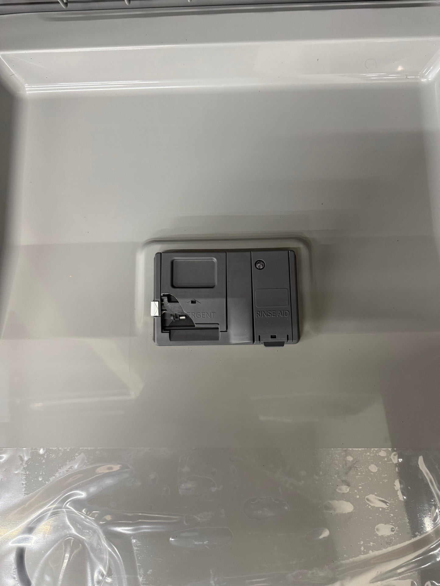 Hotpoint HDD31R 24” Built-In Dishwasher – White