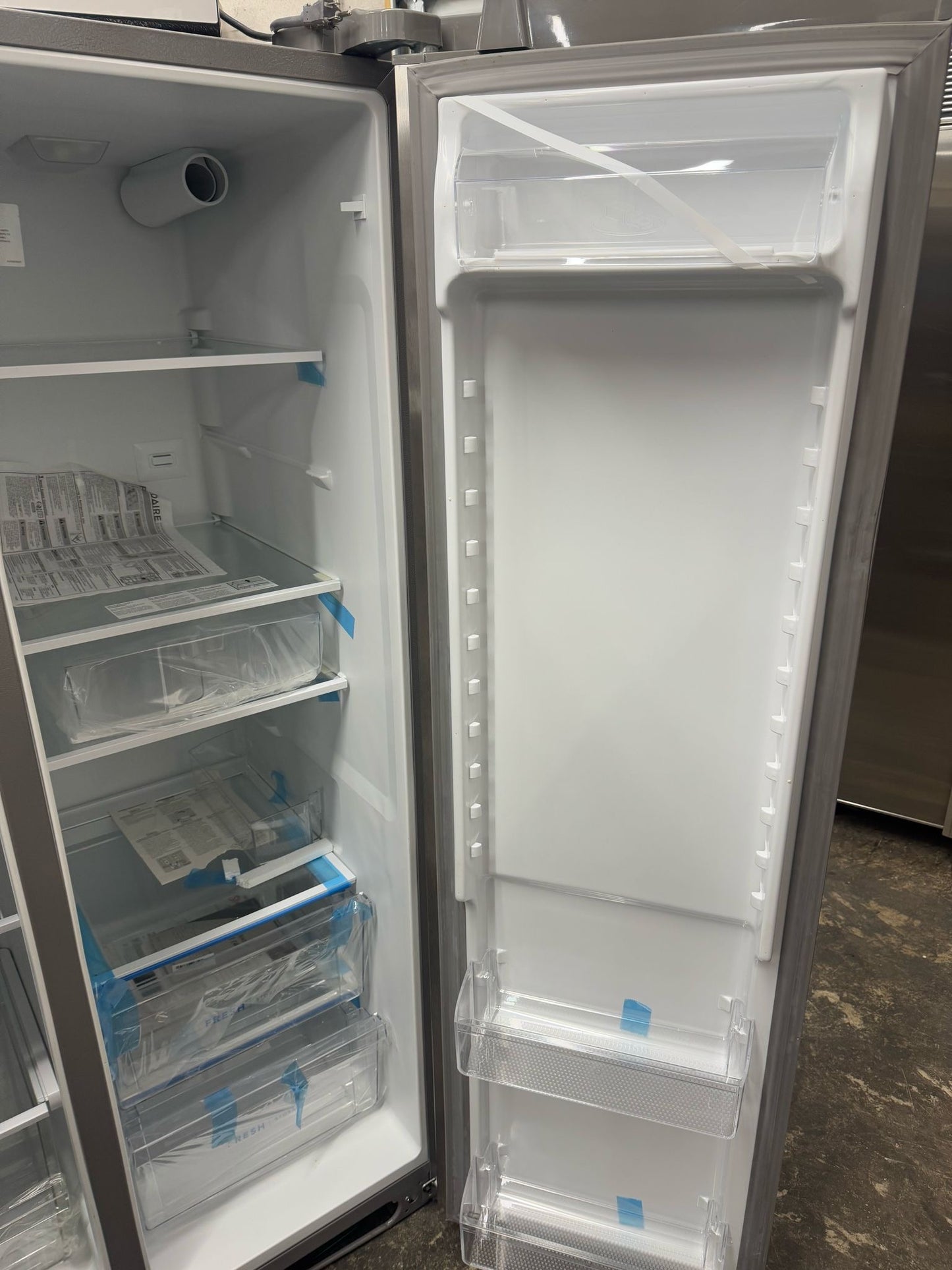 Frigidaire 25.6-cu ft Side-by-Side Refrigerator with Ice Maker, Water and Ice Dispenser (Stainless Steel)New Scratch and dent