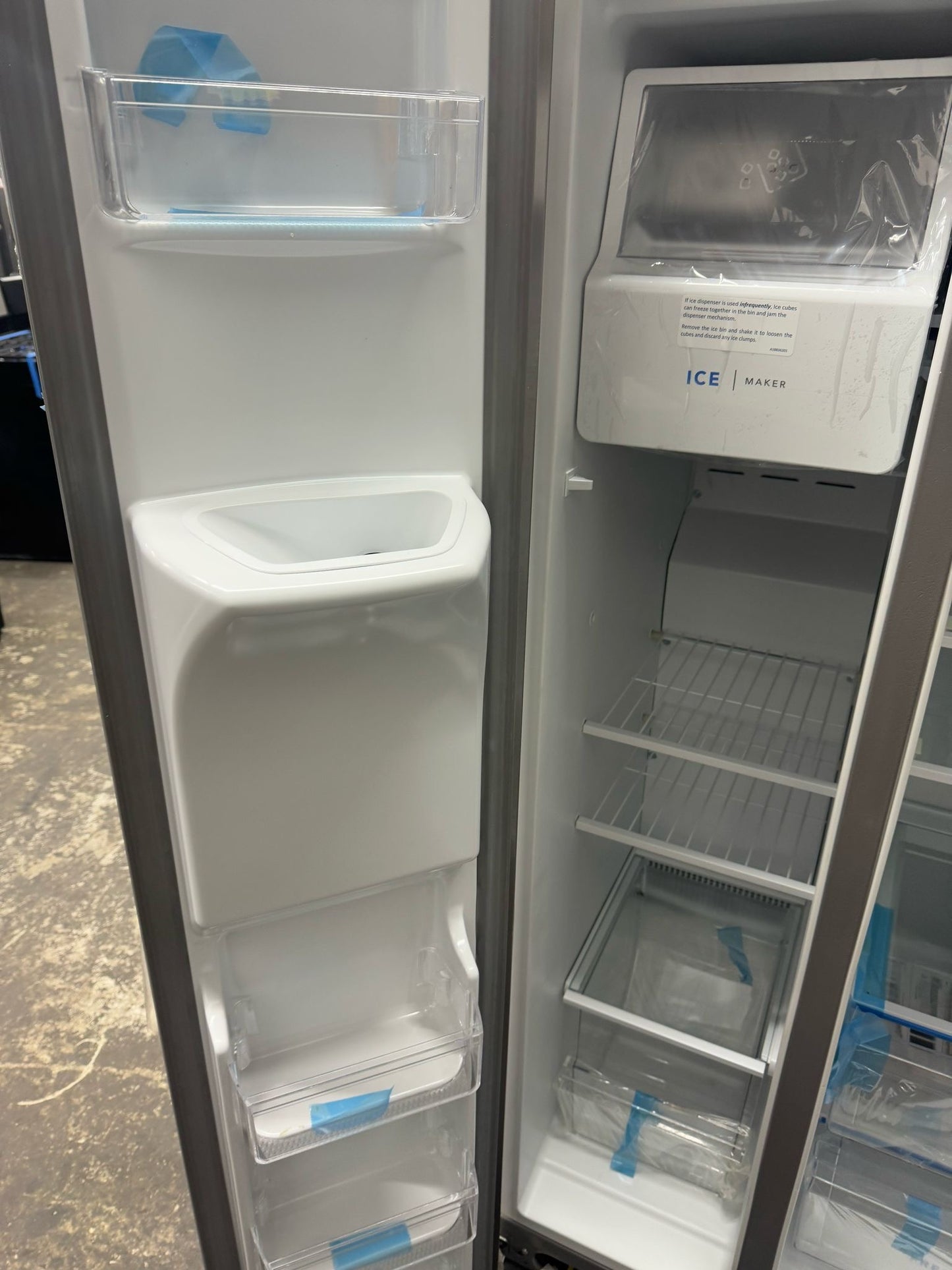 Frigidaire 25.6-cu ft Side-by-Side Refrigerator with Ice Maker, Water and Ice Dispenser (Stainless Steel)New Scratch and dent