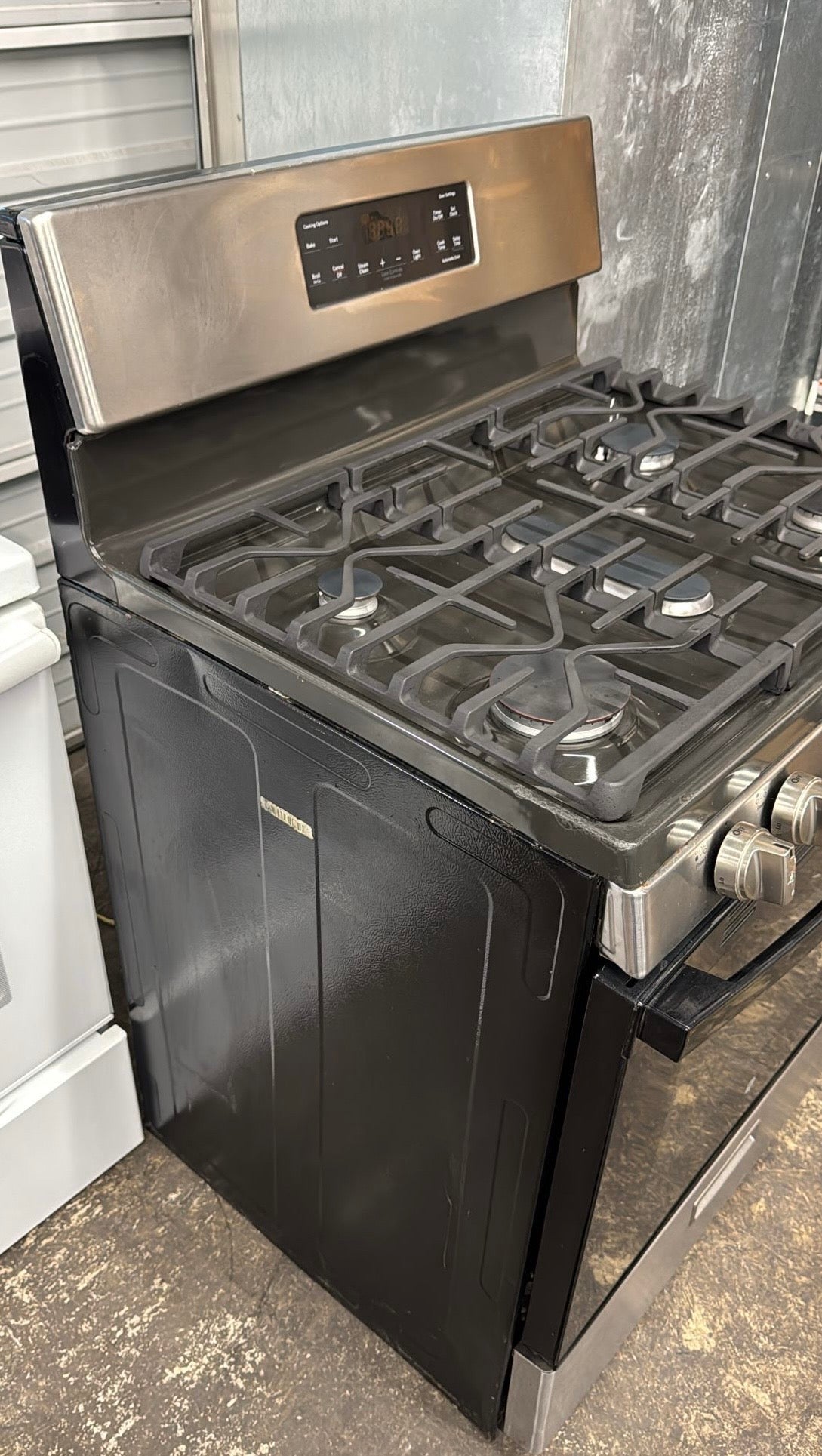 GE 30-in 5 burners 5-cu ft Freestanding Natural Gas Range ( Stainless steel )#JGBS66REKSS
