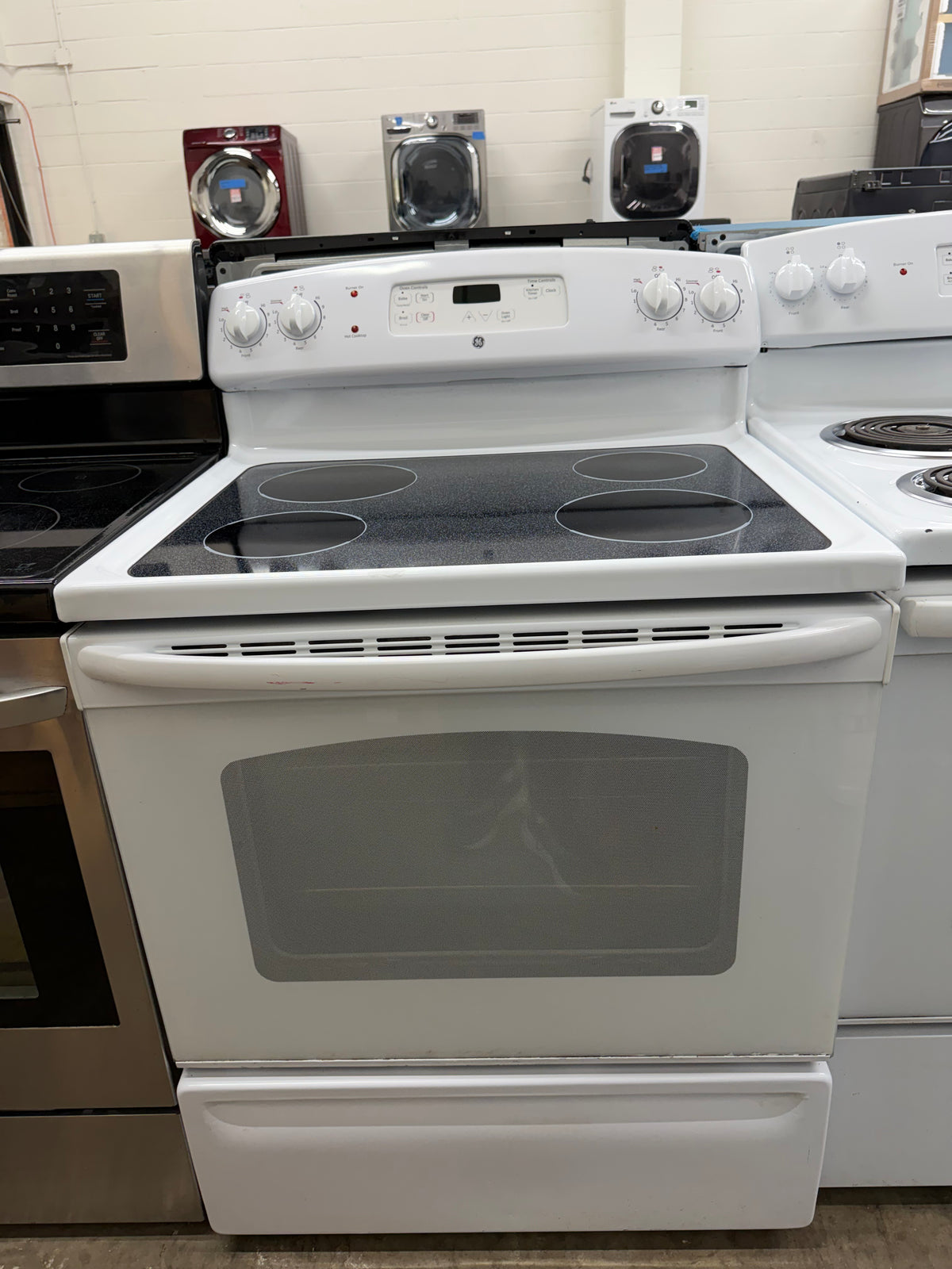 GE JBS56DM2WW Used 30” Freestanding Electric Range