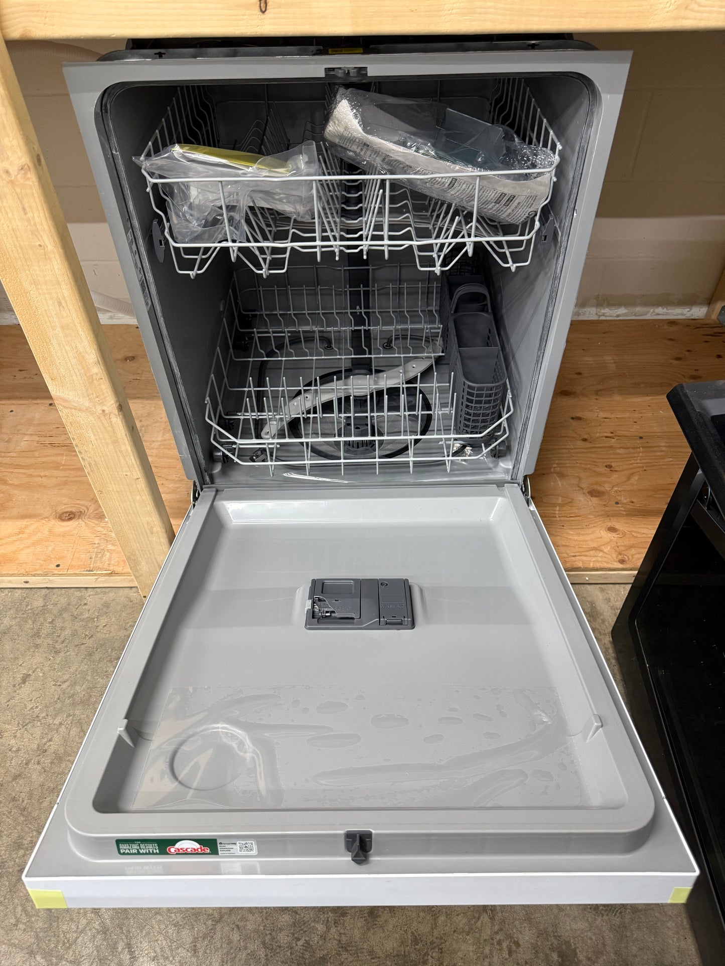 Hotpoint HDD31R 24” Built-In Dishwasher – White