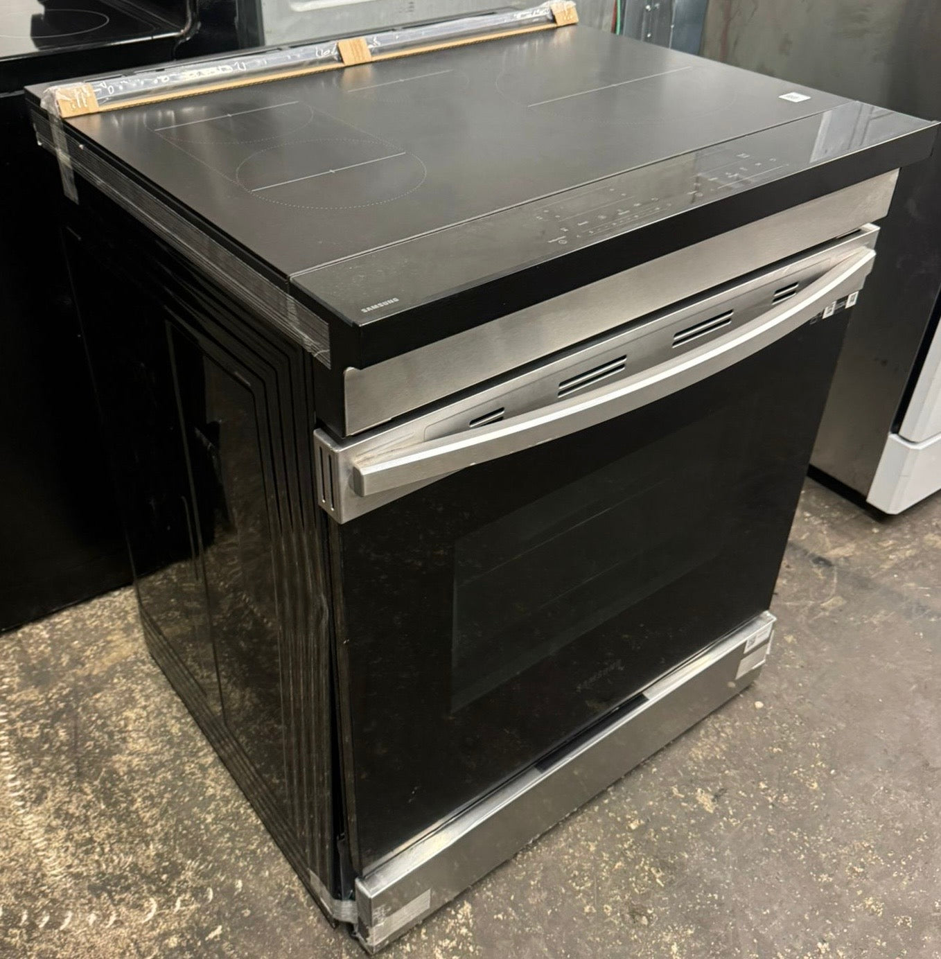 Bespoke 6.3 cu. ft. Smart Slide-In Induction Range with Anti-Scratch Glass Cooktop & Air Fry in Stainless Steel
#NSI6DG9100SR