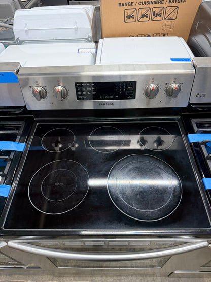 Samsung NE595R0ABSR 30” Freestanding Electric Convection Range – Stainless Steel